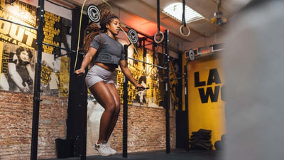 mujer haciendo double unders