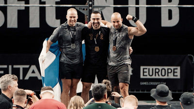 Tres atletas en el podium de una competi de CrossFit