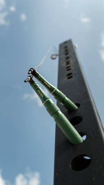 Comba rook metida en los agujeros de un rack de crossfit